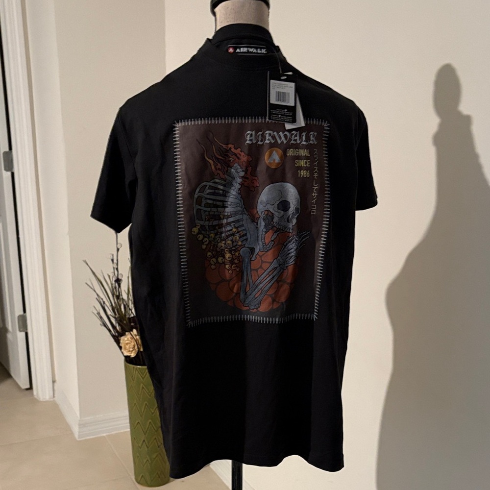 NWT men’s t shirt XS airwalk skeleton 748
